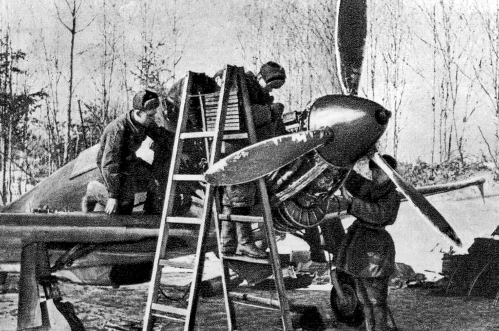Ремонт истребителя в полевых условиях. Калининский фронт. 1943